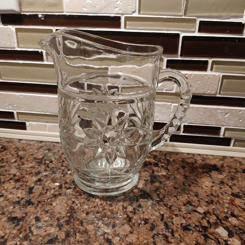 Vintageā Anchor Hocking Star pattern glass pitcher